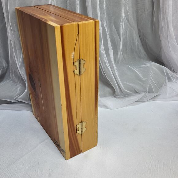 Holy Bible Illustrated Light of the World Edition Vintage Wood Cedar Box - Picture 3 of 15